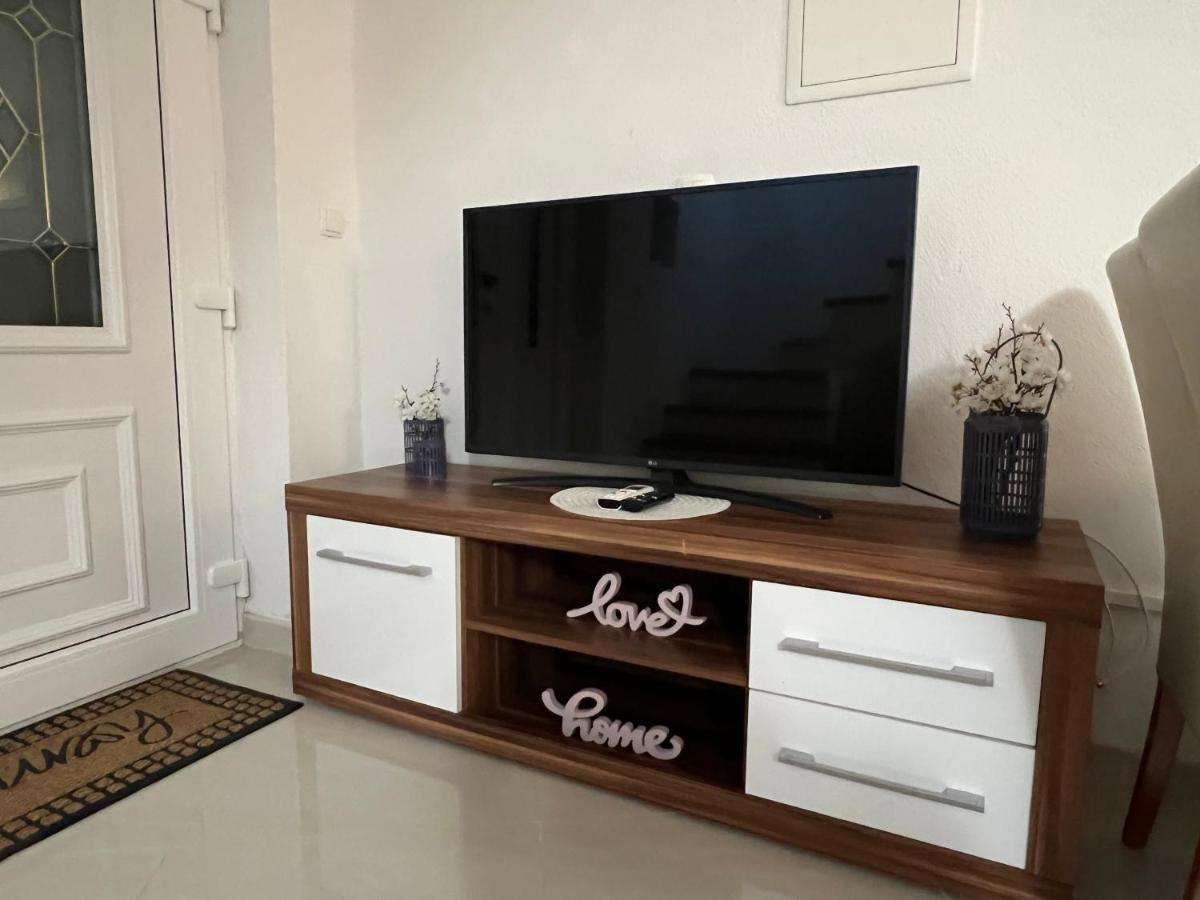 Apartment Katalin Kornić Екстериор снимка