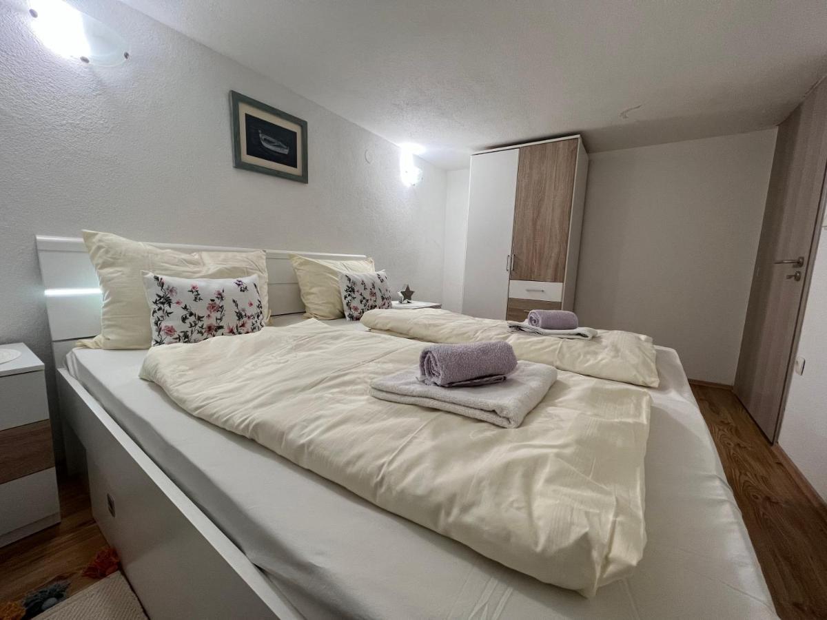 Apartment Katalin Kornić Екстериор снимка