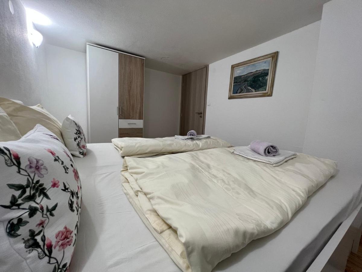 Apartment Katalin Kornić Екстериор снимка