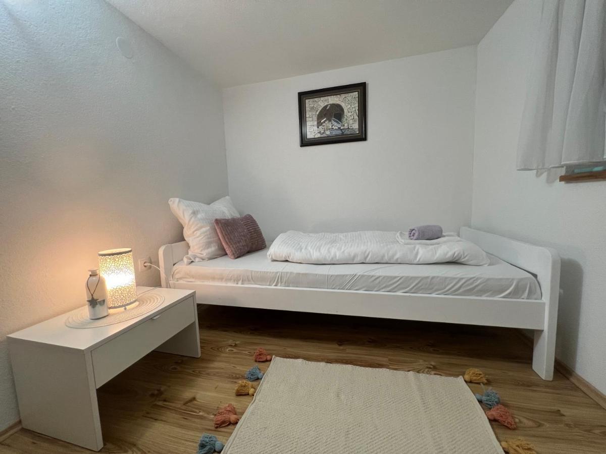 Apartment Katalin Kornić Екстериор снимка