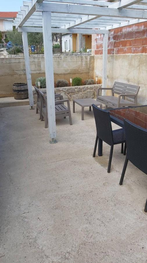 Apartment Katalin Kornić Екстериор снимка