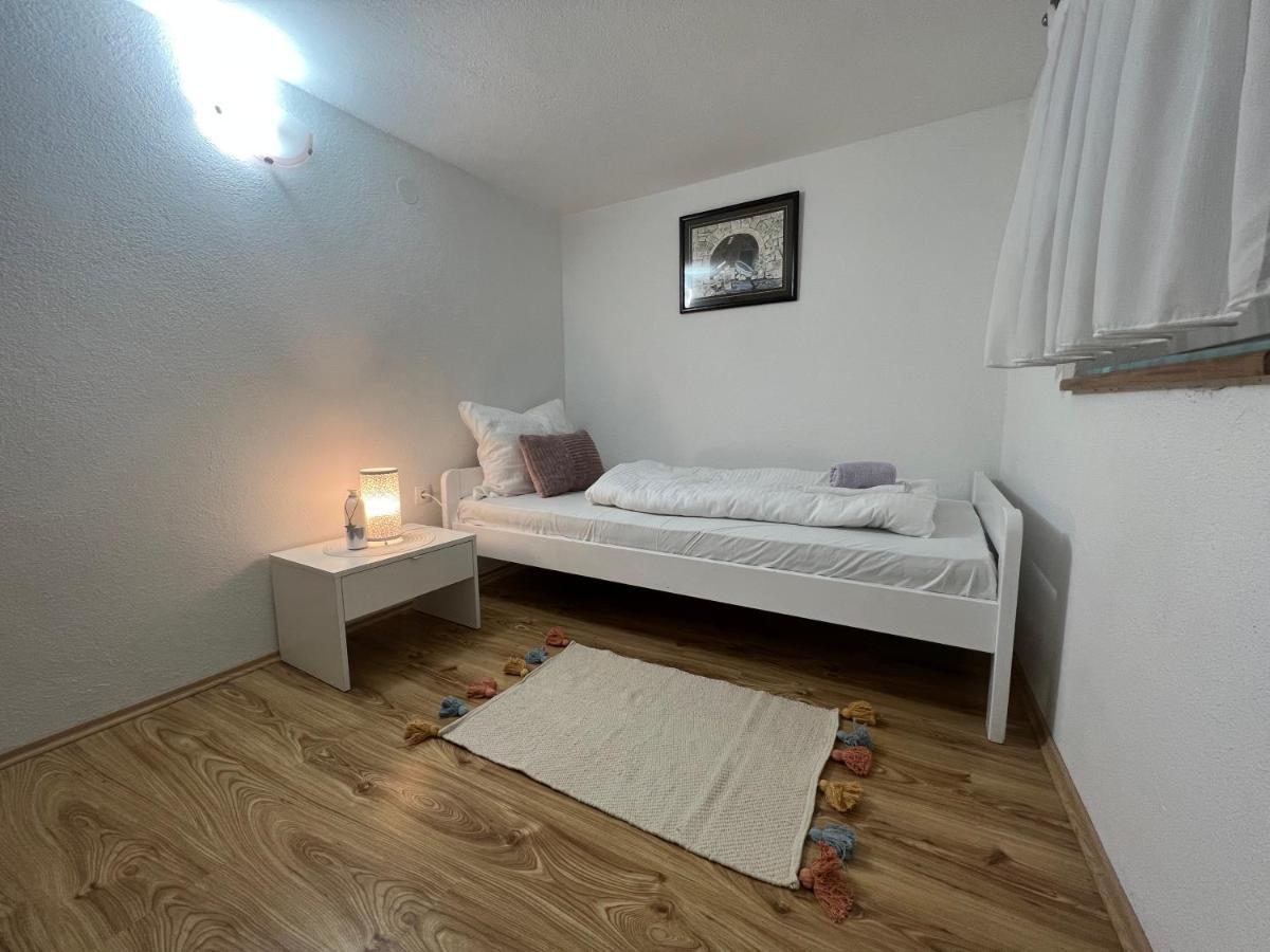 Apartment Katalin Kornić Екстериор снимка