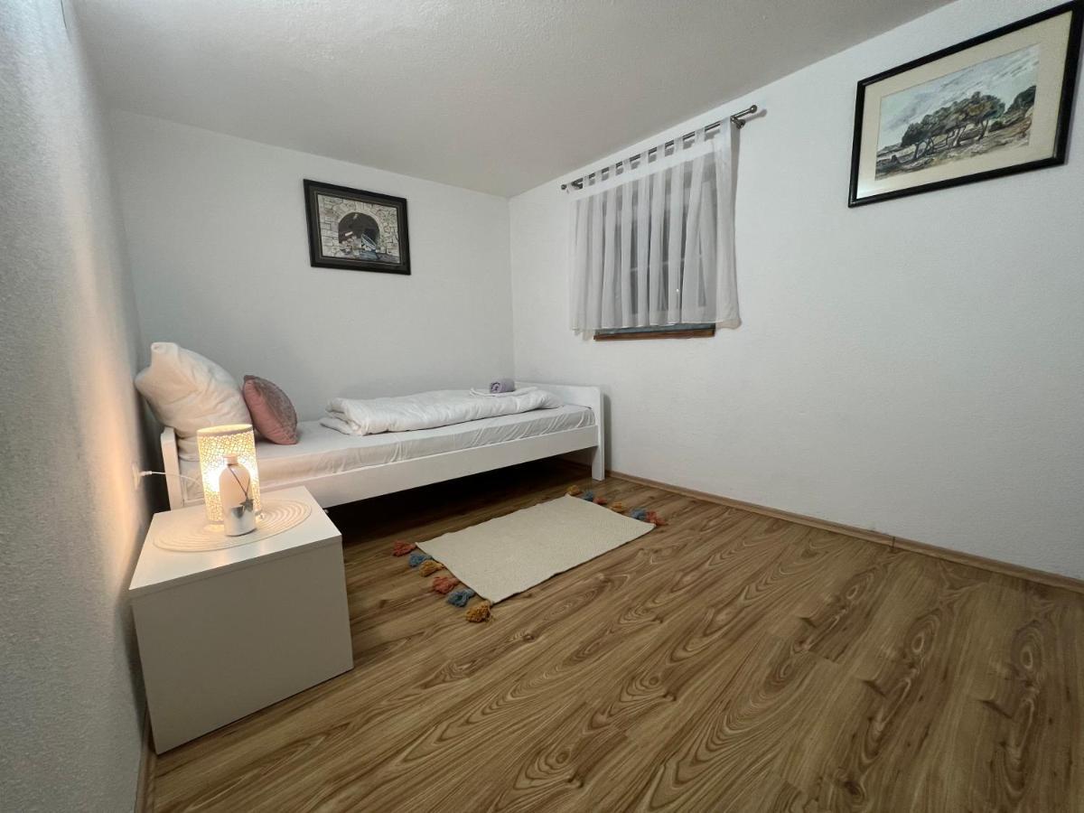 Apartment Katalin Kornić Екстериор снимка