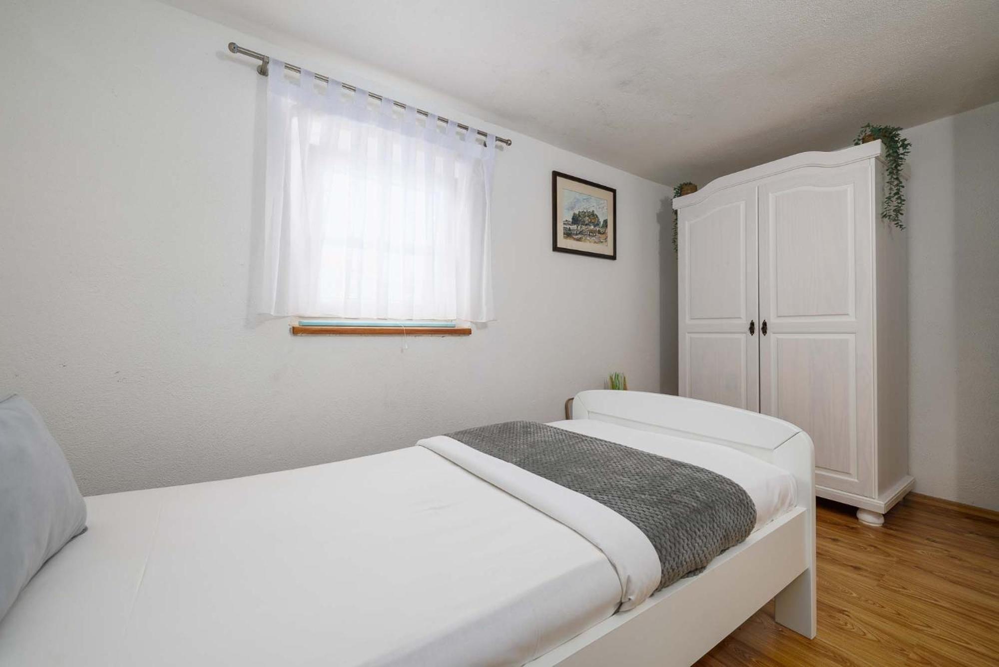 Apartment Katalin Kornić Екстериор снимка