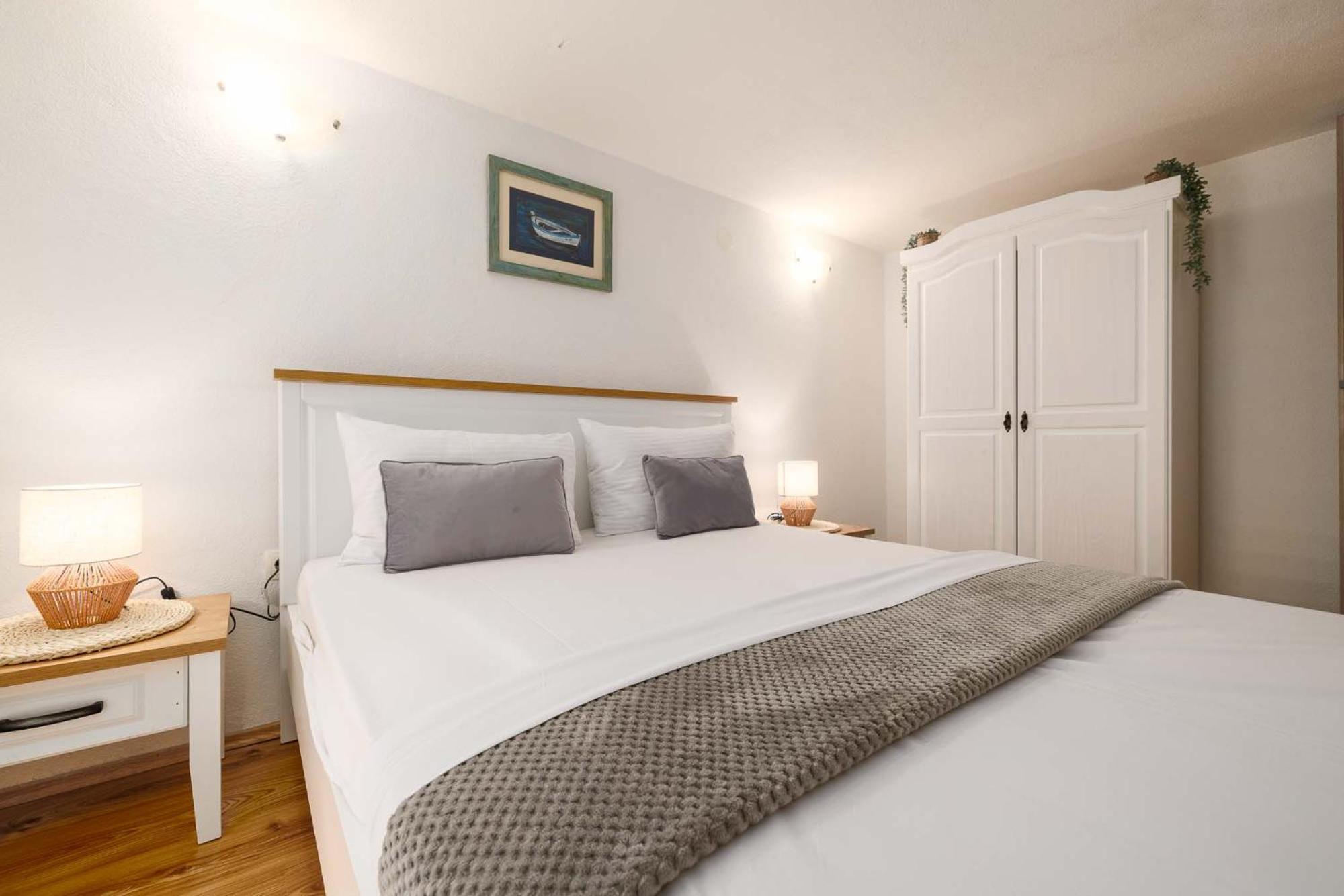 Apartment Katalin Kornić Екстериор снимка
