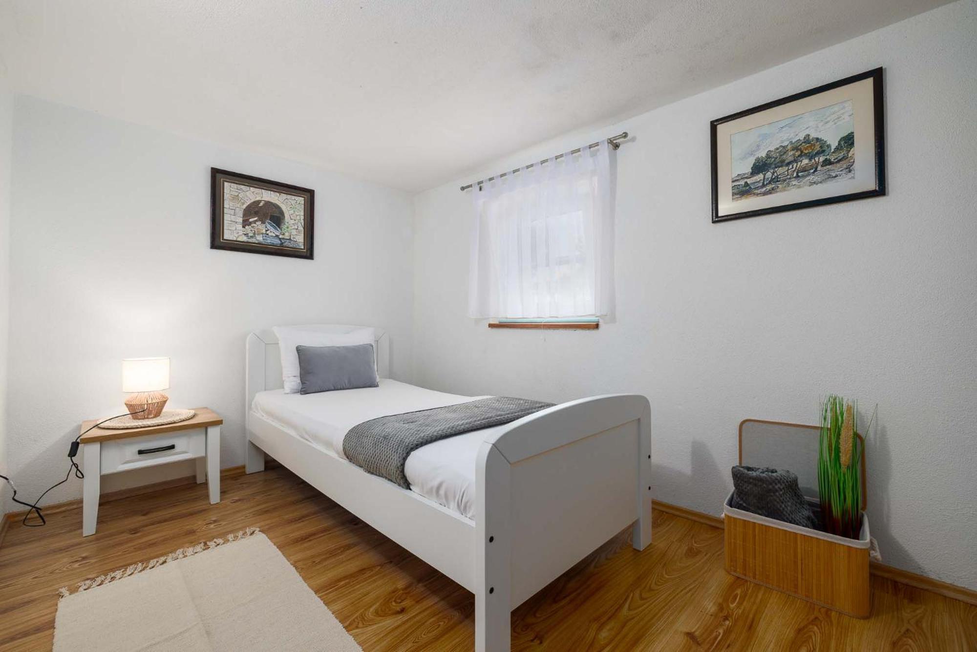 Apartment Katalin Kornić Екстериор снимка
